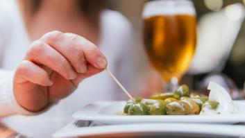 Pide unas bebidas y unas aceitunas en un bar y cuando llega la cuenta se lleva el sorpresón de su vida