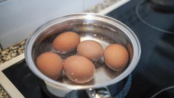 El trucazo para evitar que se abran los huevos: sólo necesitas un pequeño utensilio para hervirlos sin riesgo