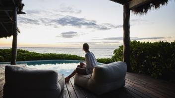 Abandonan en medio del mar un enorme hotel flotante de lujo por 830 euros la noche