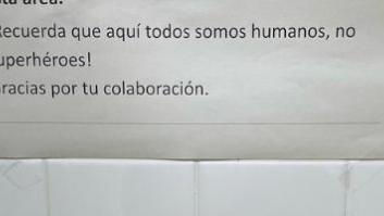 El cartel que cuelgan en un baño de oficinas municipales de Badalona se ha visto pocas veces: tiene tela