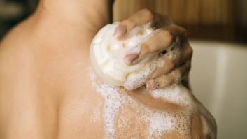 Una microbióloga pone fin al debate y sentencia si es mejor ducharse por la mañana o por la noche