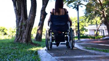 De moverse en silla de ruedas a caminar: el tratamiento experimental que ha cambiado la vida de una joven con ELA