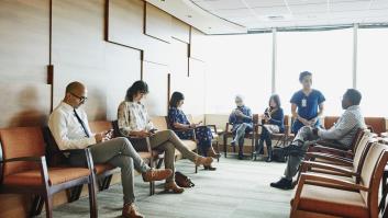 Le dan cita para dentro de 17 días, la anciana no puede esperar y va al bar del hospital: "¿Es usted médico?"