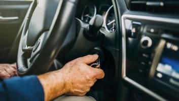 Monta en su coche, nota algo raro en el motor y cuando se da cuenta acaba avisando a la Policía Local de Valencia
