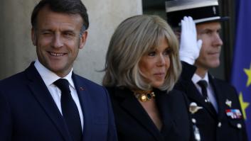 Macron va a bajar del avión y lo que sucede en ese instante está dando la vuelta al mundo