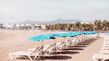 Cobra 25 euros por una hamaca en la playa, el ayuntamiento actúa de inmediato con una gran multa y pide a los turistas denunciar