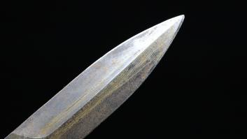 Los arqueólogos rebuscan en una tumba y dan con una espada de 2.300 años de antigüedad con una esvástica