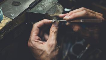 Encuentra un anillo en casa de su abuela y lo tasa a espaldas de su familia: "¿Quieres saber si es de diamante?"