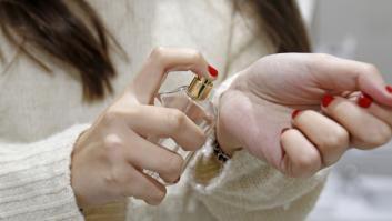 Dos dermatólogas resuelven la duda de si el perfume se pone sobre la piel o en la ropa