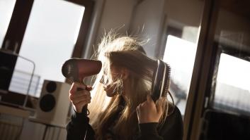 Un experto en electricidad lanza una advertencia por el gran error que cometemos al usar secadores de pelo