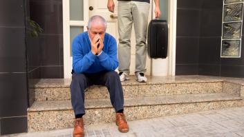 Una pareja de 85 y 87 hacen la herencia, les sale mal y la hija adoptiva los desaloja de su casa sin miramientos