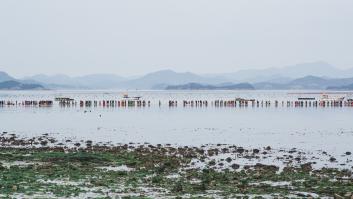 ​Admiración ante el 'milagro bíblico' que dibuja un camino en el mar entre dos islas