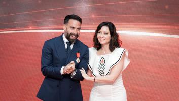 Carvajal responde así a un usuario que le dijo que decepciona por fotografiarse con Ayuso