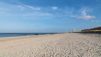 ​Sale con el detector de metales en busca de tesoros, encuentra un frasco y llora al descubrir su interior
