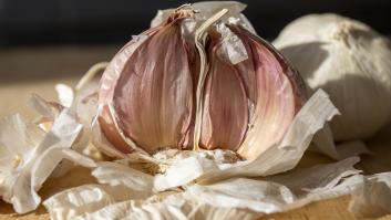 Las cáscaras de los ajos no deberían ir a la basura: los trucos para reutilizarlas y aprovechar sus beneficios