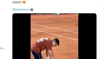 El gesto de este recogepelotas con la placa de Rafa Nadal lo dice absolutamente todo