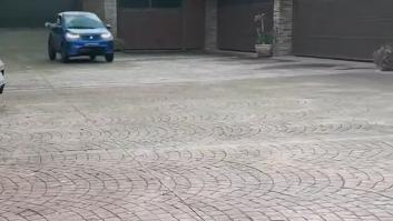 Se pone a derrapar con el coche menos adecuado y termina por los suelos