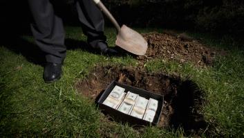 Un agricultor va a talar, tropieza con millones en billetes y la policía tarda en poco en ensombrecer su alegría