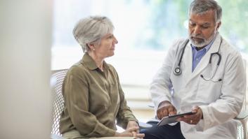 Una pareja de ancianos va al médico, él tiene una miopía gigante y lo que dice ella arrasa