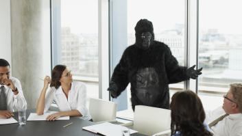 Los cinco hábitos que realizan las personas menos inteligentes, según una IA