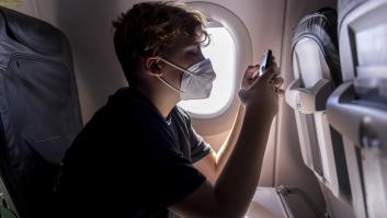 Un joven de 13 años acaba pagando 540 euros de más por toser en el avión
