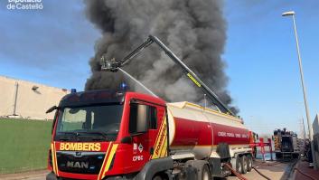 Desalojo en un polígono industrial por el incendio declarado en un antiguo desguace Almassora (Castellón)