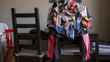 Si sueles acumular ropa en la silla, la psicología tiene una interpretación clara