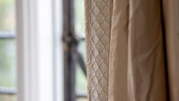 Una experta en diseño de interiores pide eliminar la pieza de decoración común que "encoge" las habitaciones