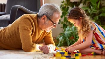 Padres, abuelos o canguros: una psicoterapeuta revela quién es mejor para cuidar a los niños