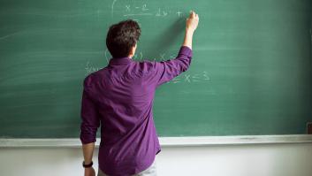 El profesor insulta a un alumno, el director participa y se dicta sentencia basándose solo en la palabra "idiota"