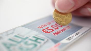 Prueba suerte con un "Rasca y gana", gana 500.000 euros y un susto repentino: "Luego un familiar se lo llevó"