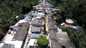 Un pueblecito colombiano convierte su calle principal en un tobogán gigante