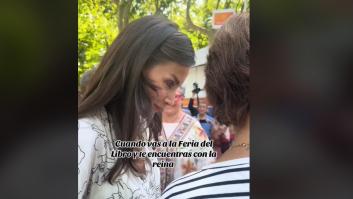 Una señora trata de hacerse una foto con Letizia, se pone nerviosa, no le sale y la reacción de la reina es para verla