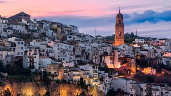 Un Giralda roja se dibuja en el cielo de este pueblo de Córdoba