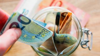 Esta es la teoría económica que explica por qué gastas más en café cuando menos dinero tienes