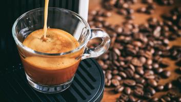 Ni azúcar ni leche: el extraño ingrediente que elimina toda la amargura del café y que todos tenemos en casa