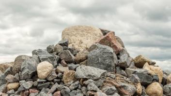 Colocan grandes rocas para impedir que una pareja de jubilados entre en su casa: "Llevamos la compra en carretilla"