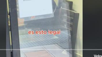 Un abogado ve este cartel en la puerta del bar, sentencia que es ilegal y se monta un lío tremendo