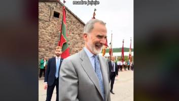 La escena insuperable de Felipe VI: le piden que firme una bandera de España y ojo a su respuesta