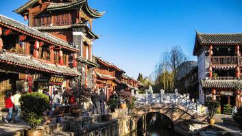 La ciudad más estrecha del mundo, encajada entre dos montañas escarpadas y hogar de 400.000 habitantes