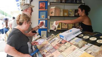 Del 'tú a tú' con los lectores a las dificultades para mantener los clientes el resto del año: así viven los libreros la Feria del Libro