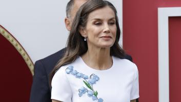 Letizia tira del armario de verano para el desfile de las Fuerzas Armadas y vuelve a lucir este Carolina Herrera