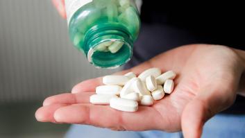 Un farmacéutico pide no usar el agua para tragarte las pastillas si tienes dificultades para hacerlo