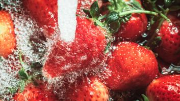 Expertos apuntan al gran error al lavar las fresas y tiene que ver con el agua