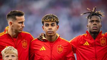 Un 'influencer' extranjero alucina con lo que hacen los españoles durante el himno... y los propios españoles reaccionan en masa