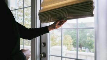 Así es el estor térmico de Amazon que no necesita instalación y mantiene el frescor de tu hogar