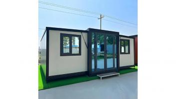 Esther, joven que vive en Málaga en una casa prefabricada: "La casita me costó 19.000 euros, ha sido duro, no lo voy a romantizar"