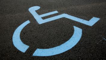 Aparca su Lamborghini en la plaza para discapacitados, genera indignación y sube la gran foto que calla bocas