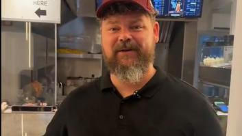 Un cliente dice que se ha encontrado una cucaracha en su kebab, el dueño se pone a investigar la foto de la denuncia y lo que encuentra es vergonzoso