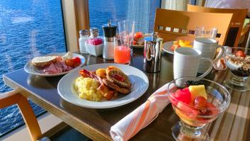 Ni se tira por la borda ni para los trabajadores: la nueva verdad detrás de la comida que sobra en los cruceros